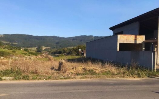 Terreno em Pedras Grandes com rua asfaltada e rede de esgoto